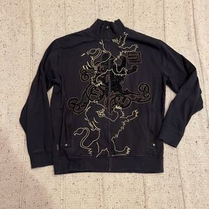 Sean John zip up jacket with lion felt + embroidery and two zipper pockets.